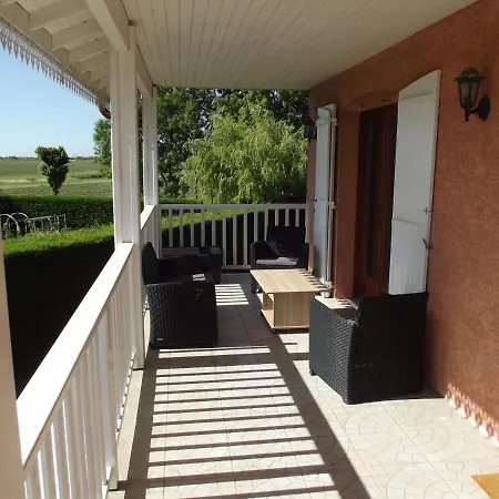 Apartment Grand Avec Cheminee Dans Maison, Parking Gratuit